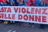 Uno striscione contro la violenza sulle donne in una foto di archivio