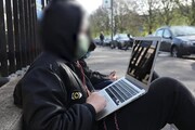 Dad, la protesta di Rio e Giona: lezione con il computer davanti la scuola
