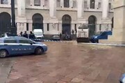 Milano, imbrattato 'Il Dito' di Cattelan: le operazioni di pulizia