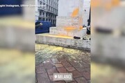 Milano, attivisti di Ultima Generazione imbrattano 'Il Dito' di Cattelan