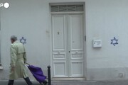 Francia, stelle di David su abitazioni e negozi Parigi