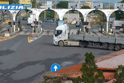 Senza patente alla guida di un camion, fugge contromano