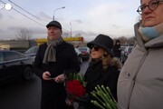 Cittadini rendono omaggio alla tomba di Navalny a Mosca