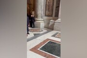 Papa Francesco a sorpresa nella basilica di San Pietro