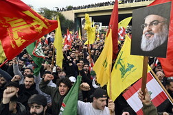 Una protesta di Hezbollah all'aeroporto di Beirut