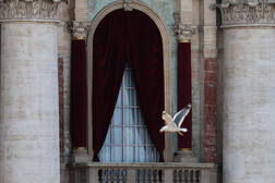 Conclave: l'attesa in Piazza San Pietro