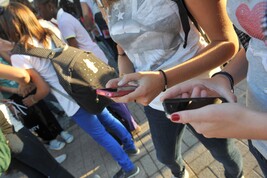 Studenti con telefoni cellulari. Immagine d'archivio