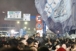 In migliaia al rientro del Napoli, acclamati Conte e i giocatori