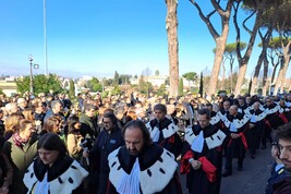 In centinaia ai funerali del prof Scambia al Gemelli a Roma