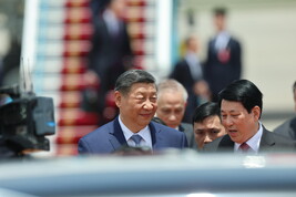 Xi Jinping al suo arrivo nel Vietnam