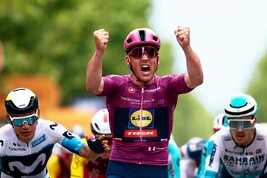 Giro: Pedersen fa il bis allo sprint e torna in rosa