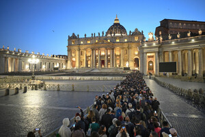 Salma papa Francesco in San Pietro per ostensione, in fila 100 mila persone (ANSA)