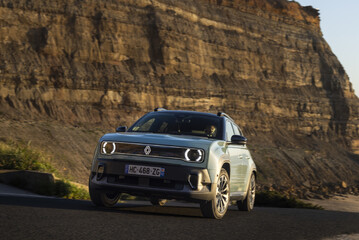 Renault 4 E-Tech, l'icona ritorna ora con un cuore elettrico
