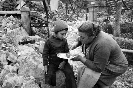 Sopravvissuti al terremoto davanti alle macerie della loro casa. Archivio Storico Citta' di Torino/Gazzetta del Popolo