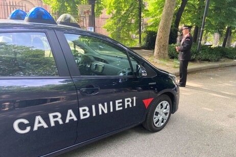 Un'auto delle forze dell'ordine