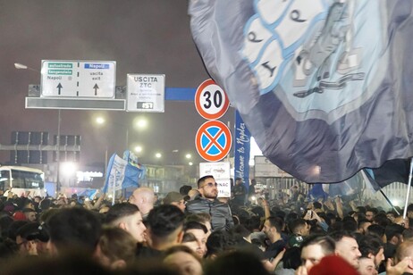 In migliaia al rientro del Napoli, acclamati Conte e i giocatori