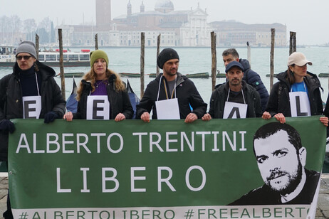 Alcuni partecipanti al flash mob per la liberazione di Alberto Trentini