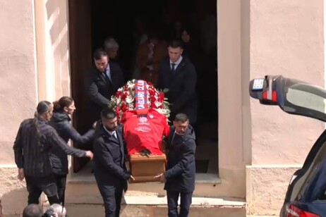 Chiesa gremita per i funerali di Graziano Mesina a Orgosolo