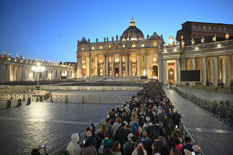 Salma papa Francesco in San Pietro per ostensione, in fila 100 mila persone