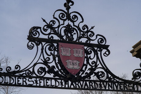 Lo stemma di Harvard in un cancello dell'università