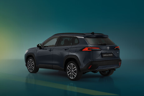 Toyota Corolla Cross abbina efficienza ibrida e design moderno