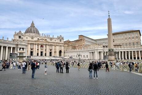 Papa Leone XIV, fedeli in piazza San Pietro il giorno dopo l'elezione
