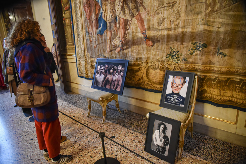 Milano omaggia Oliviero Toscani a Palazzo Reale con le sue foto