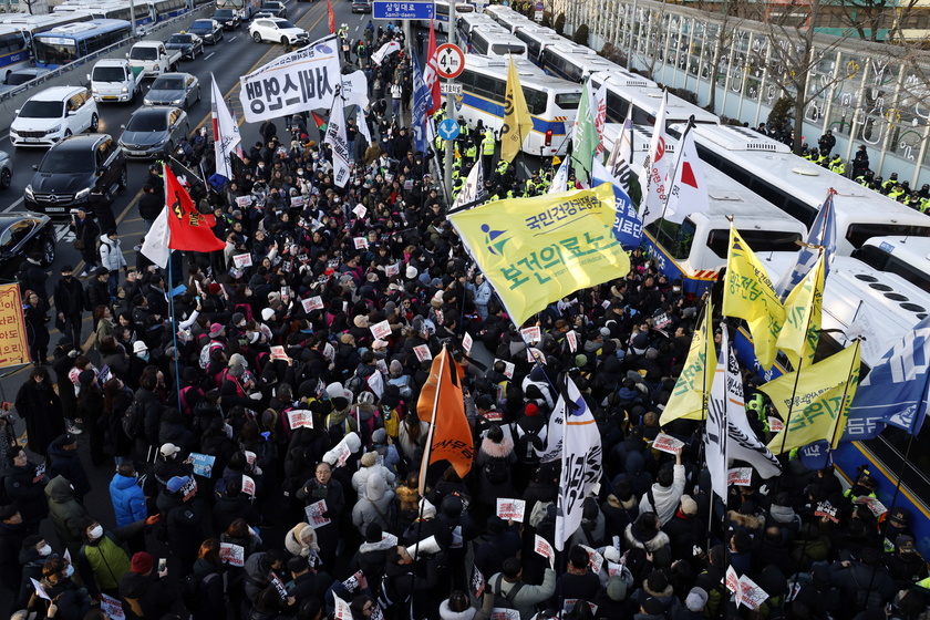 Protests in Seoul as investigators halt attempt to detain impeached president Yoon