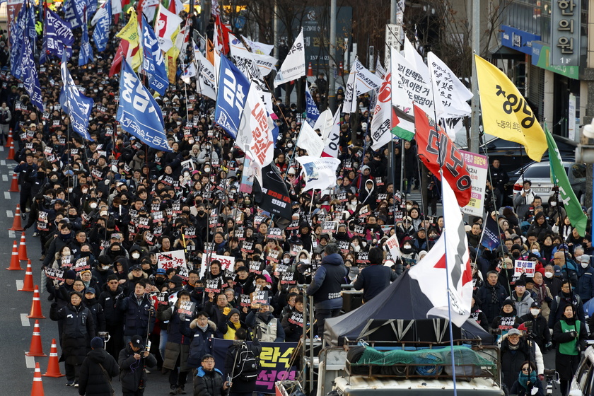 Protests in Seoul as investigators halt attempt to detain impeached president Yoon
