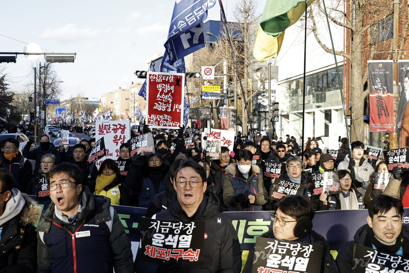 Protests in Seoul as investigators halt attempt to detain impeached president Yoon