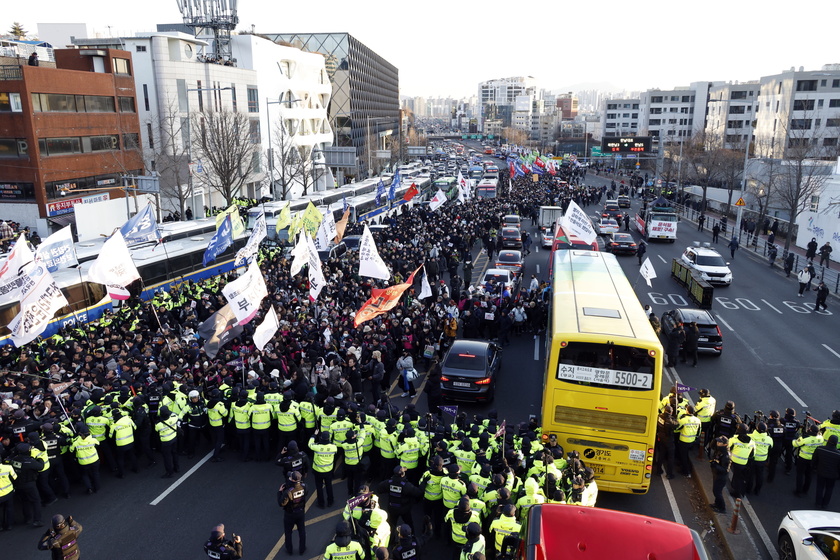 Protests in Seoul as investigators halt attempt to detain impeached president Yoon