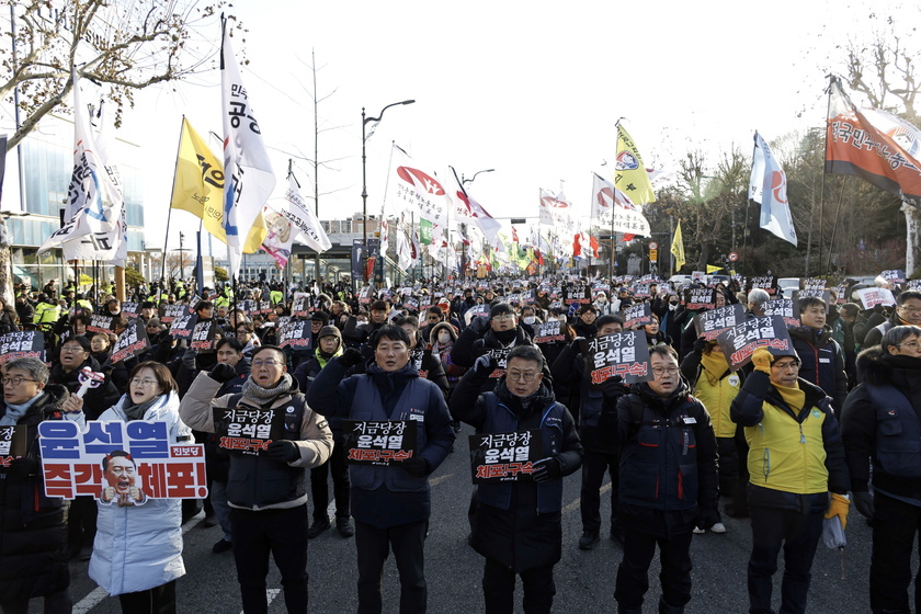 Protests in Seoul as investigators halt attempt to detain impeached president Yoon