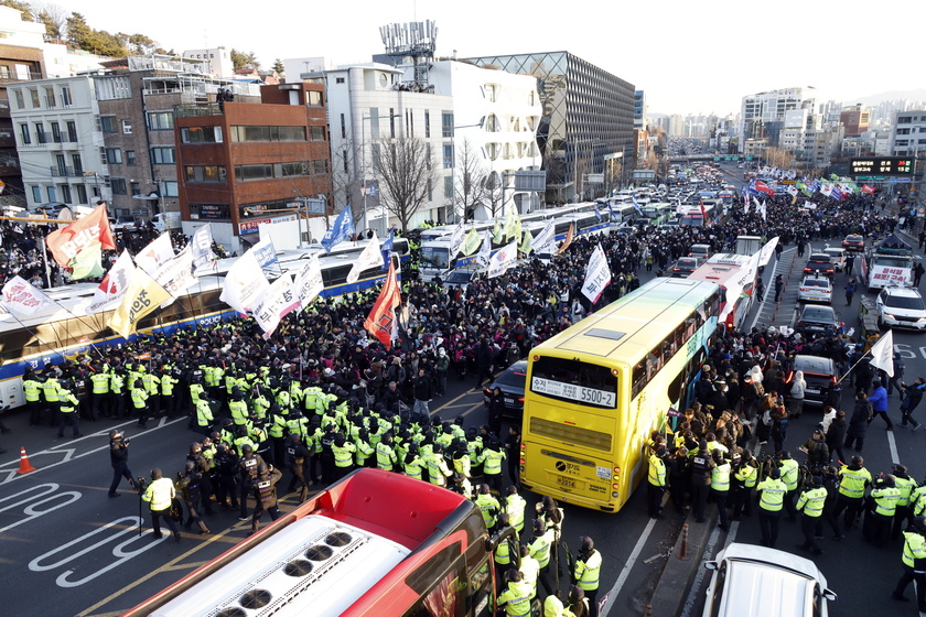 Protests in Seoul as investigators halt attempt to detain impeached president Yoon