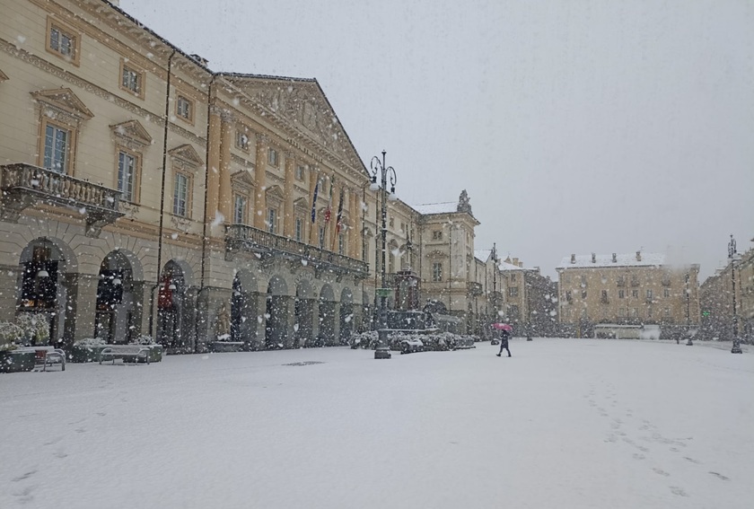 Maltempo, intensa nevicata ad Aosta