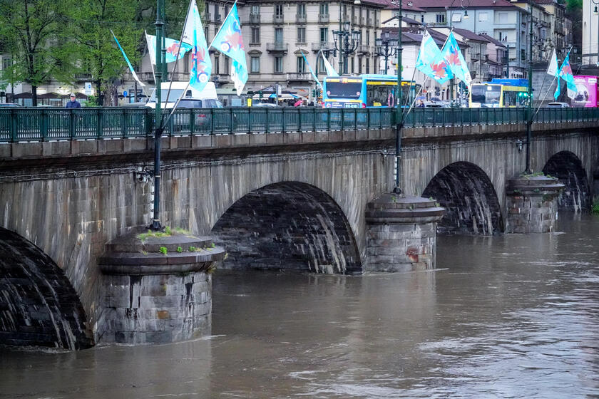 Maltempo a Torino, ordinanza del sindaco chiude i Murazzi