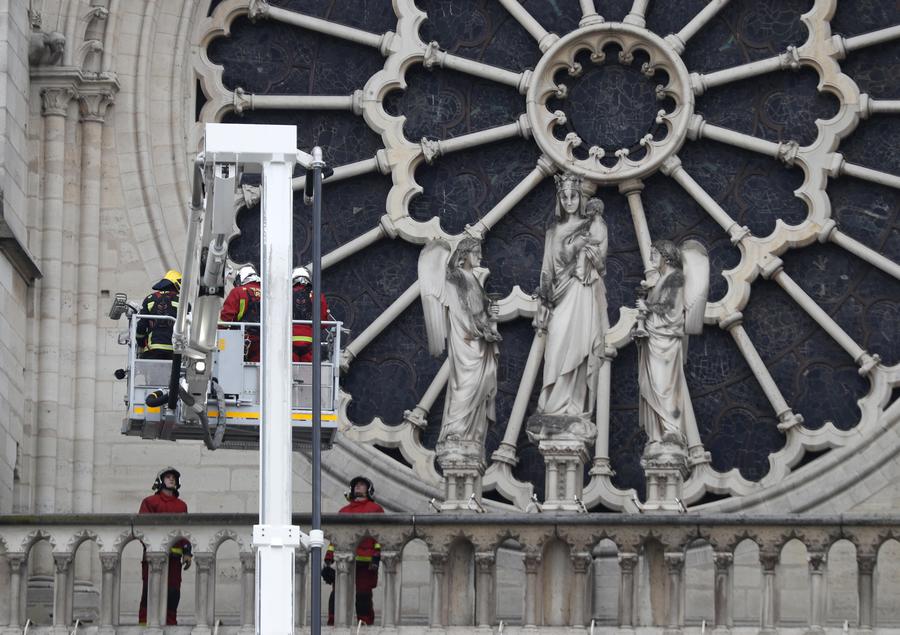 Parigi, vigili del fuoco al lavoro il giorno dopo l'incendio a Notre-Dame © Ansa