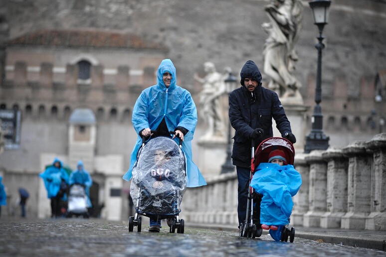 Bambini nel passeggino, foto d 'archivio - RIPRODUZIONE RISERVATA