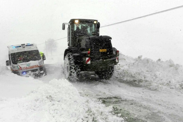 Maltempo: Difesa, ad Amatrice in funzione turbine spazzaneve - RIPRODUZIONE RISERVATA