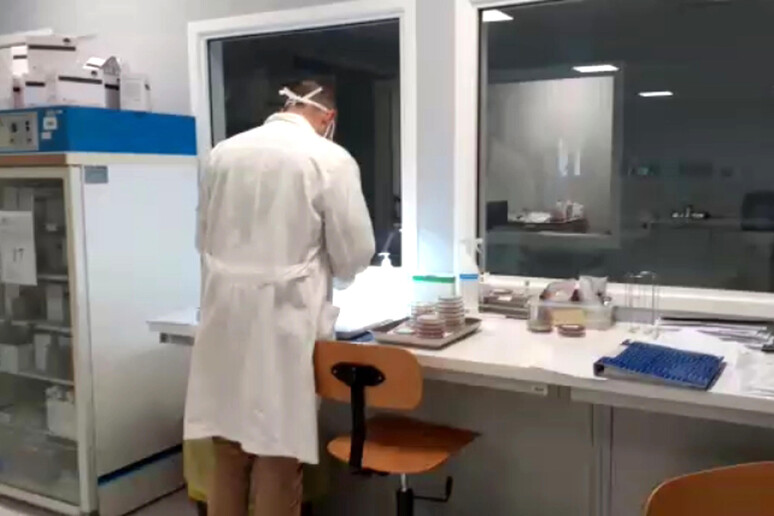 Medici al lavoro (Foto Archivio) - RIPRODUZIONE RISERVATA