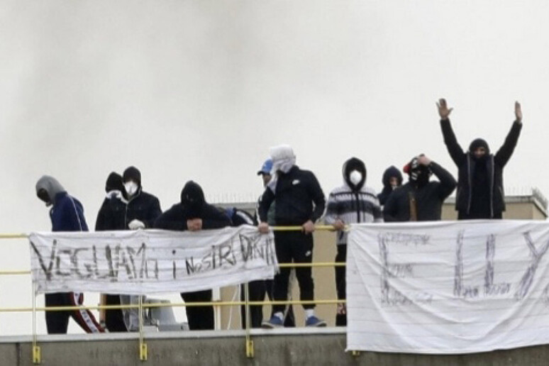 - RIPRODUZIONE RISERVATA