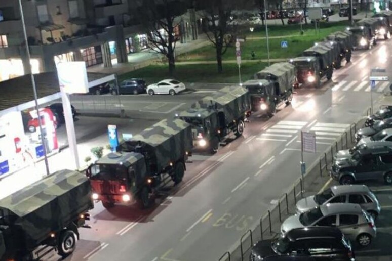 Coronavirus: colonna mezzi militari a Bergamo con feretri - RIPRODUZIONE RISERVATA