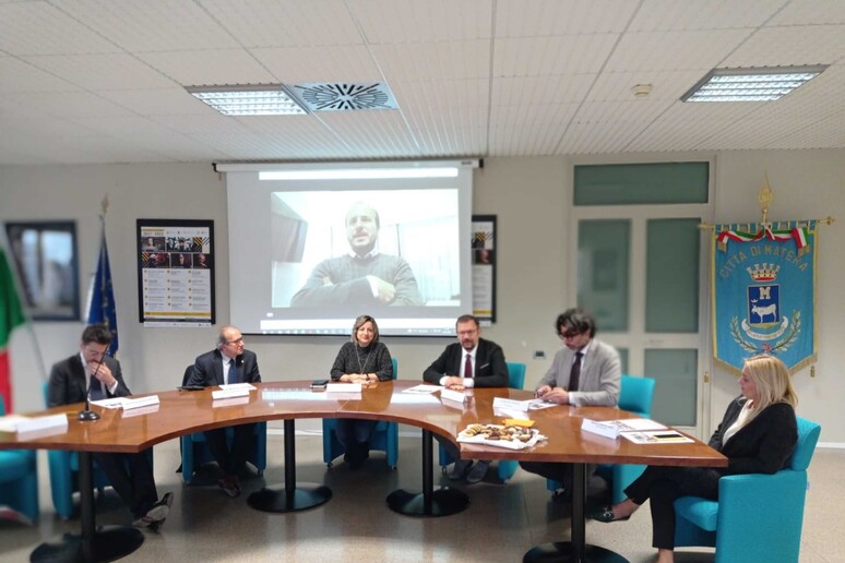 - RIPRODUZIONE RISERVATA