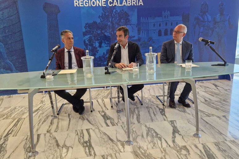 - RIPRODUZIONE RISERVATA