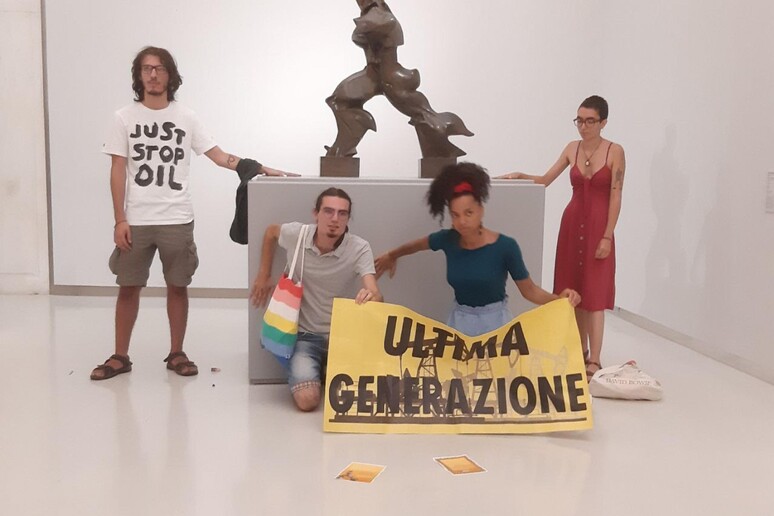 - RIPRODUZIONE RISERVATA