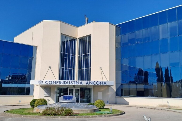 - RIPRODUZIONE RISERVATA
