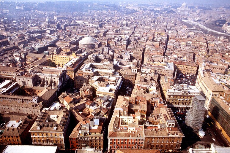 Una veduta aerea del centro di Roma - RIPRODUZIONE RISERVATA