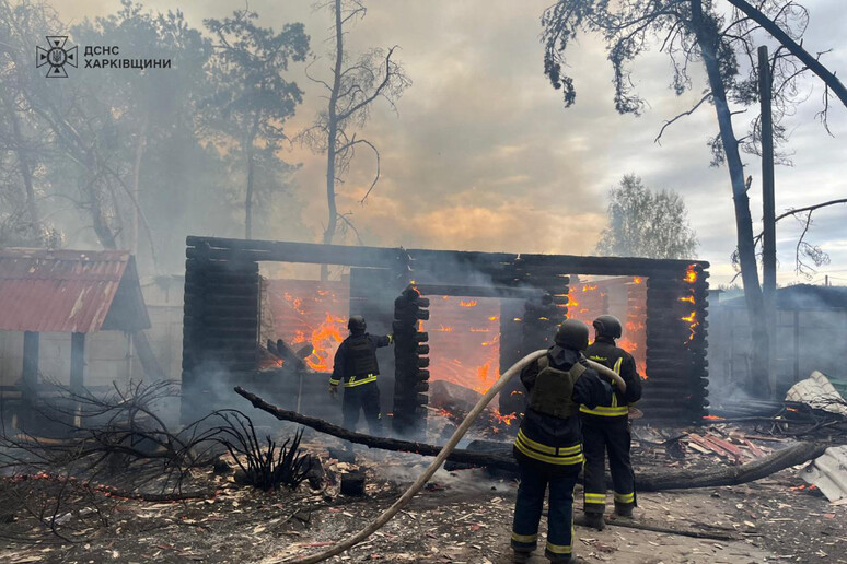 Firefighters putting out a fire after a strike in Kherson © ANSA/AFP
