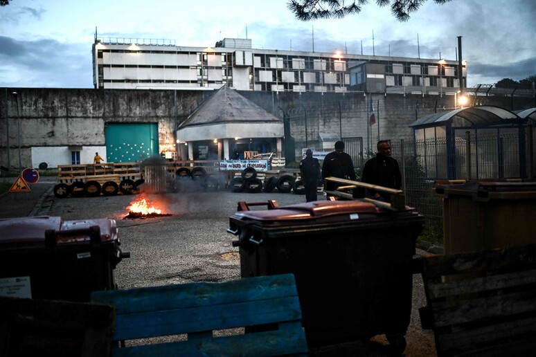 Rivolte in varie carceri in Francia, incendi e spari © ANSA/AFP