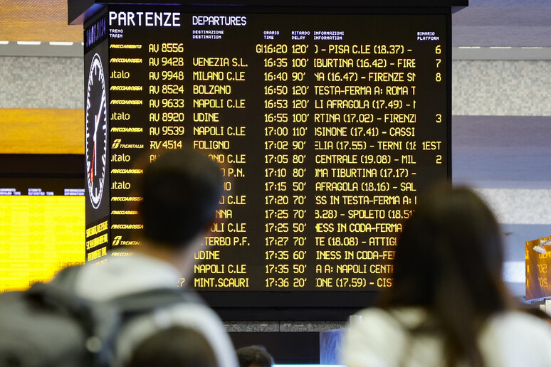 Stazione ferroviaria (foto d 'archivio) - RIPRODUZIONE RISERVATA