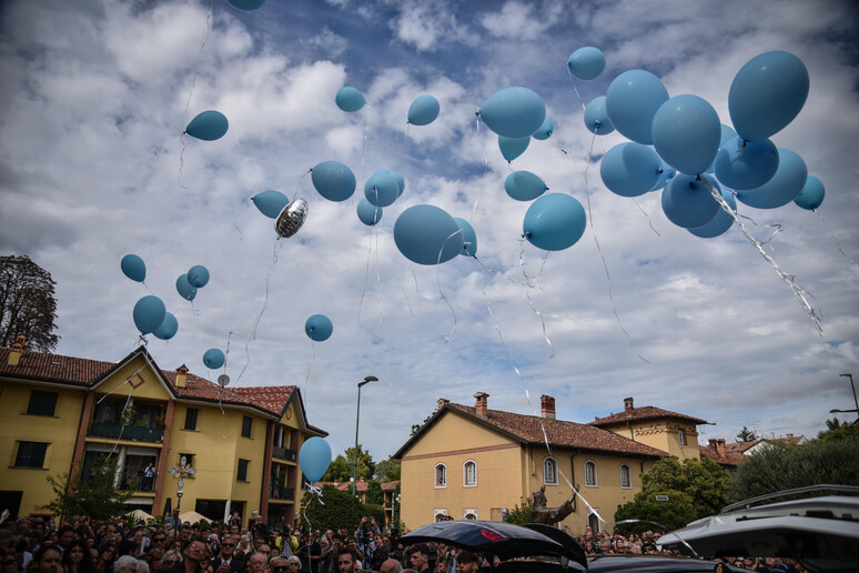 I funerali di Fabio, Daniela e Lorenzo, le tre vittime della strage di Paderno Dugnano, nel Milanese - RIPRODUZIONE RISERVATA